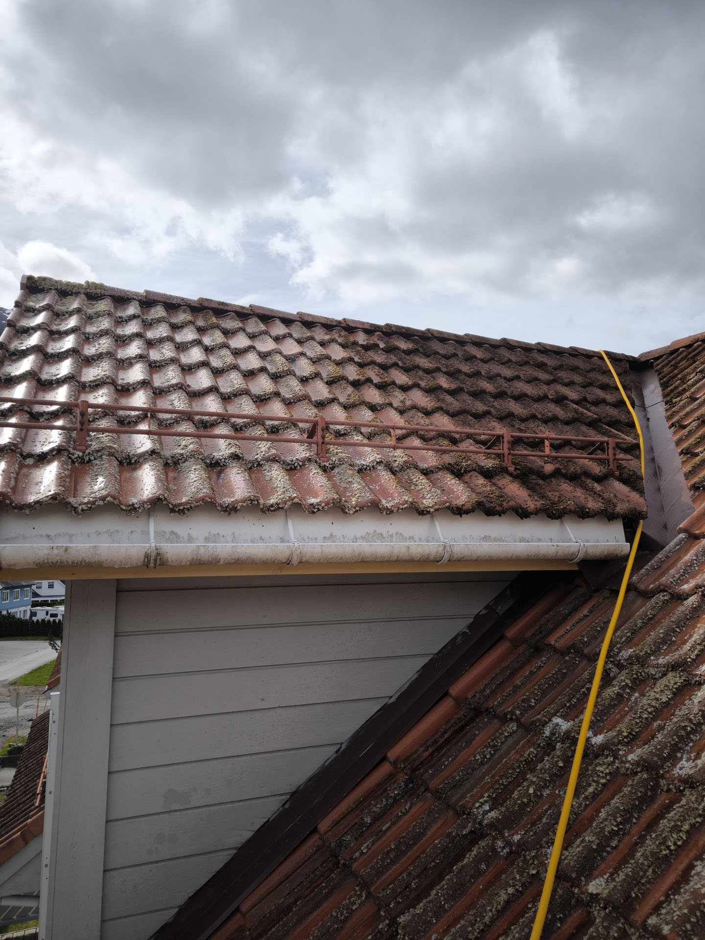 Takvask av mosegrodd tak før/under