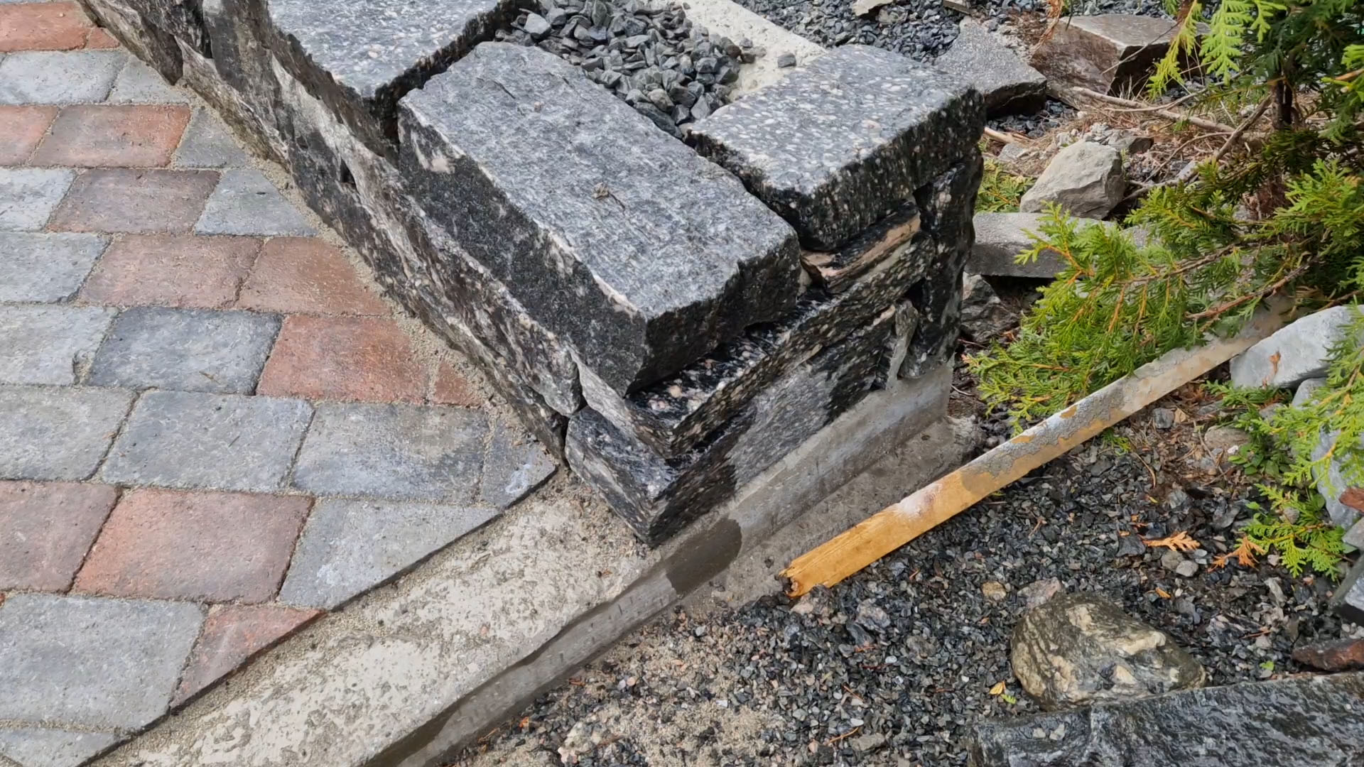 Vask av stein i gårdsplass