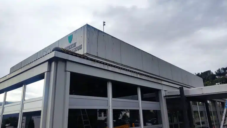 Fasadevask av Stryn Kulturhus