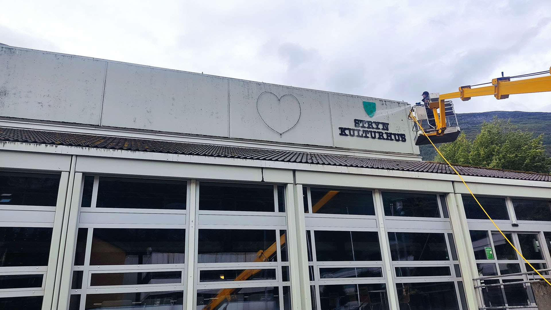 Fasadevask av Stryn Kulturhus