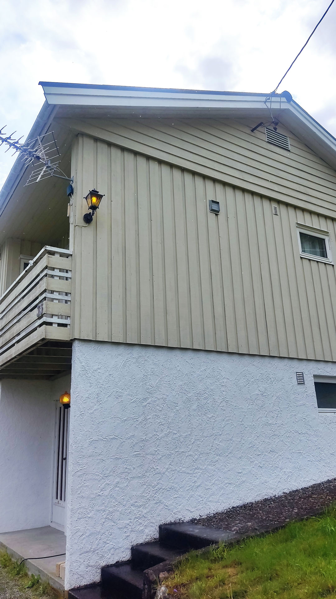 Fasadevask av enebolig på Fosnes