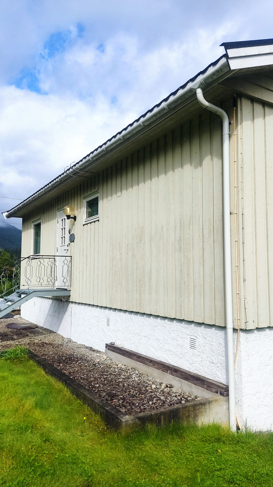 Fasadevask av enebolig på Fosnes før