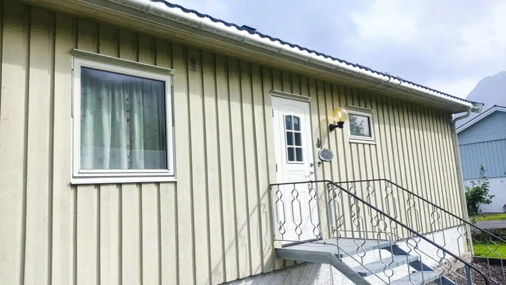 Fasadevask av enebolig på Fosnes før