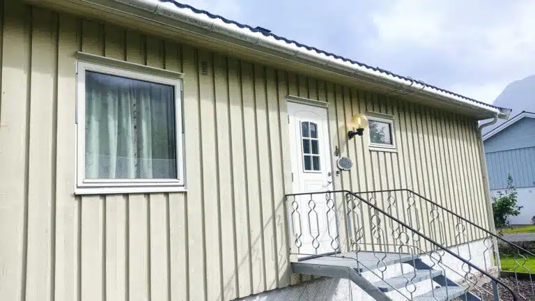Fasadevask av enebolig på Fosnes før