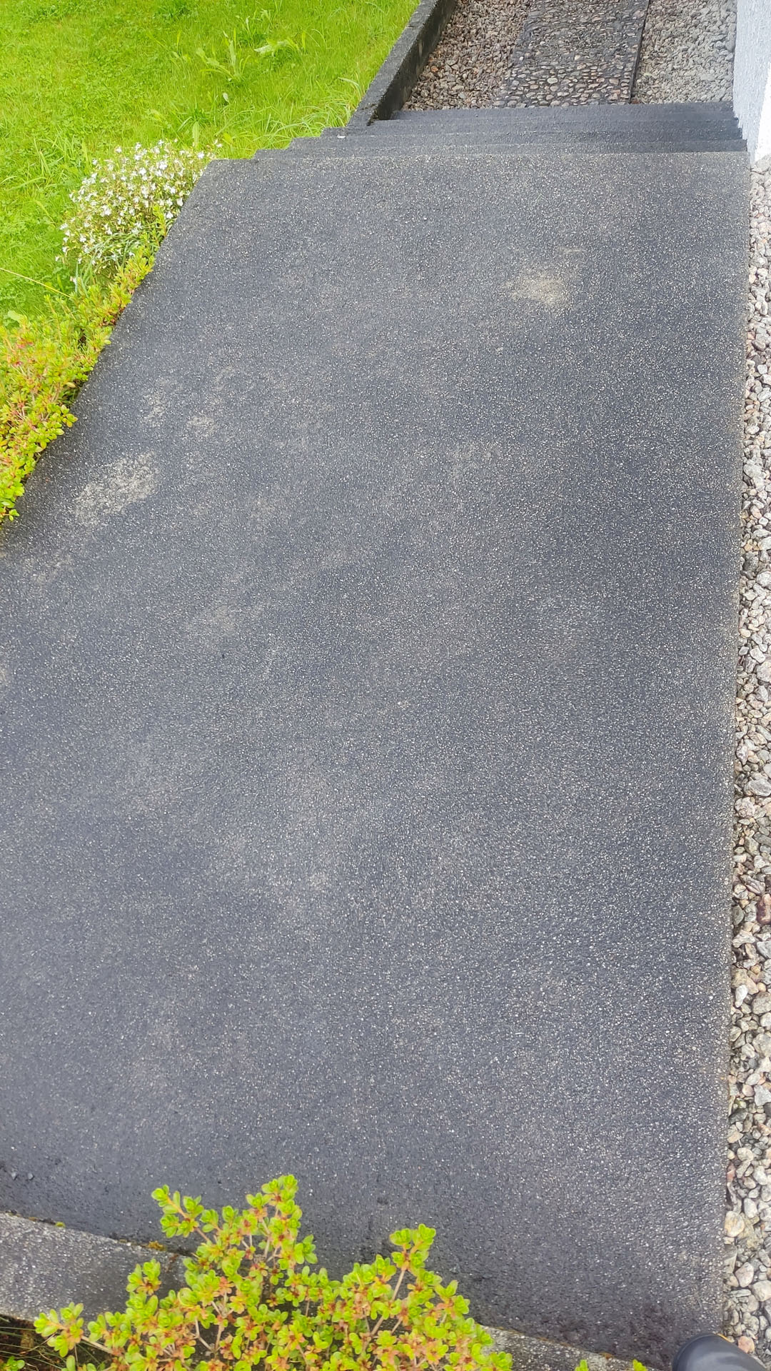 Vask av asfalt på uteområde