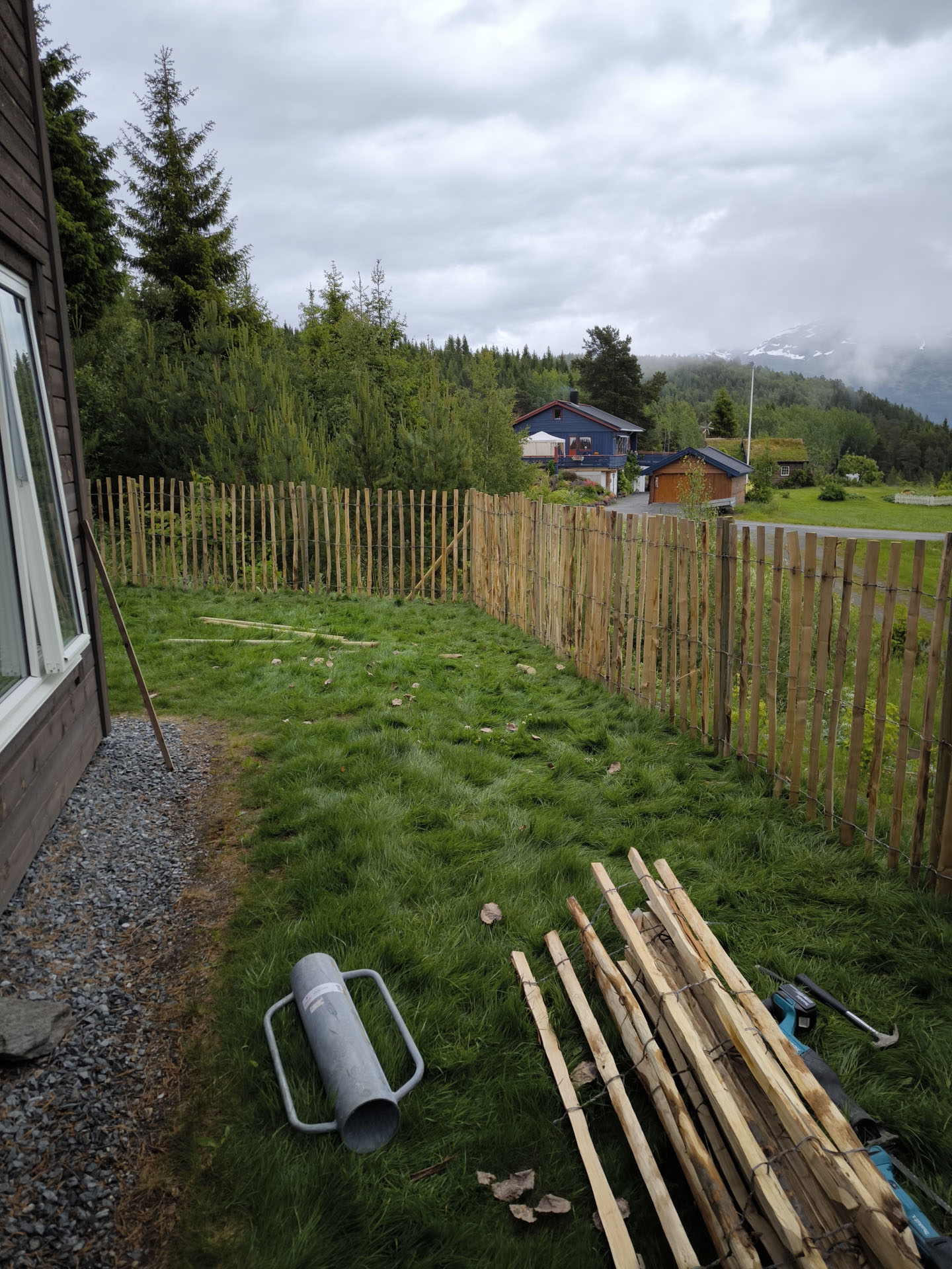 Montering av nytt gjerde i hage