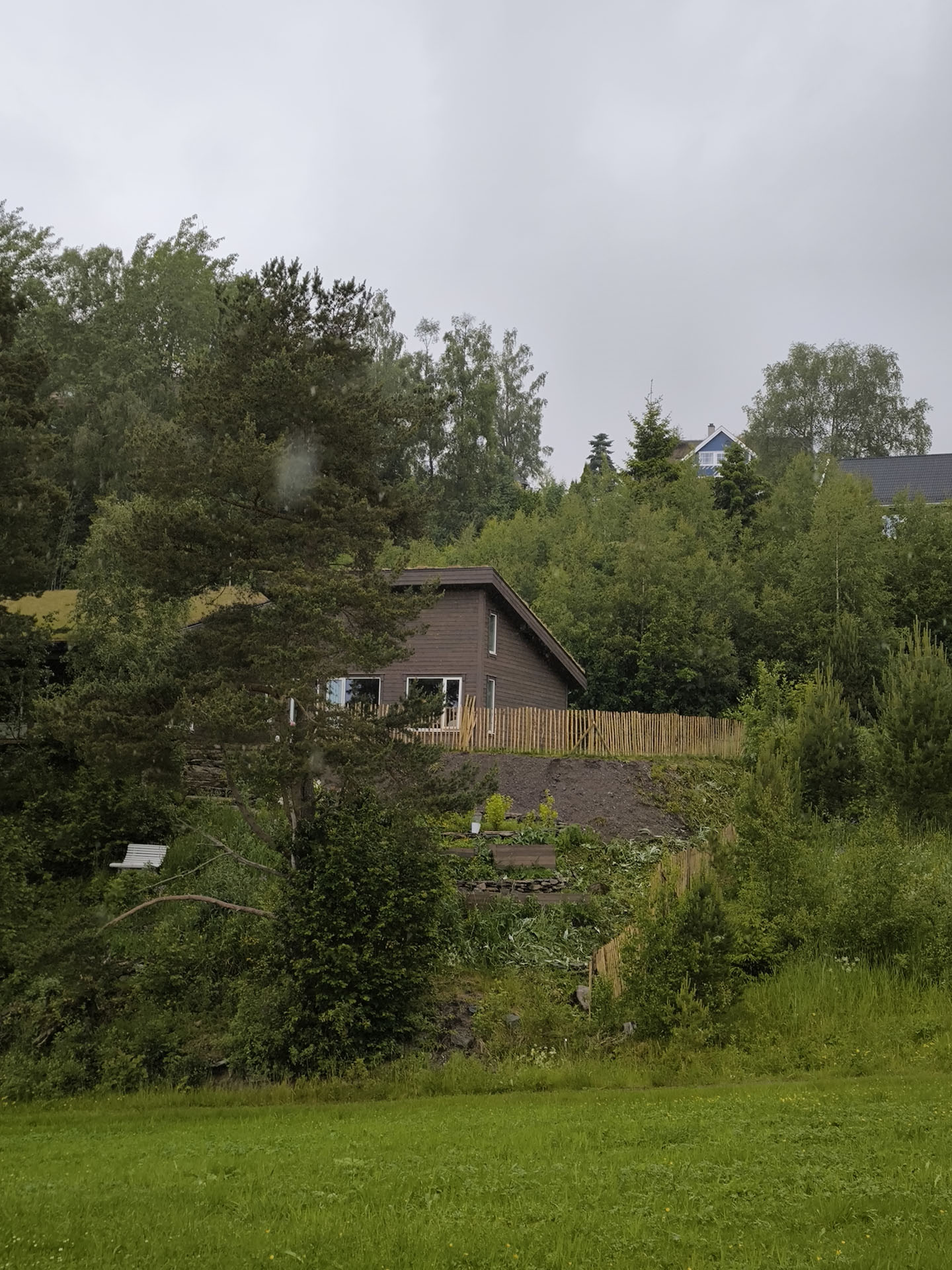 Nytt gjerde montert i hage